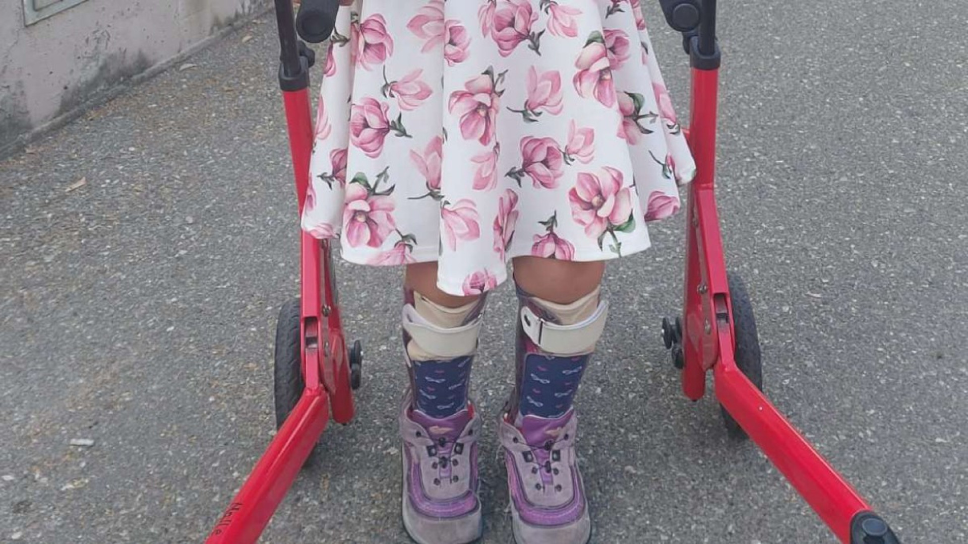Piacentini generosi: tre offerte di aiuto per la bimba che sogna di camminare