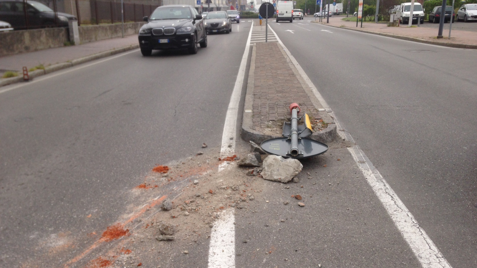 Biscotto e segnaletica stradale travolti in via Colombo