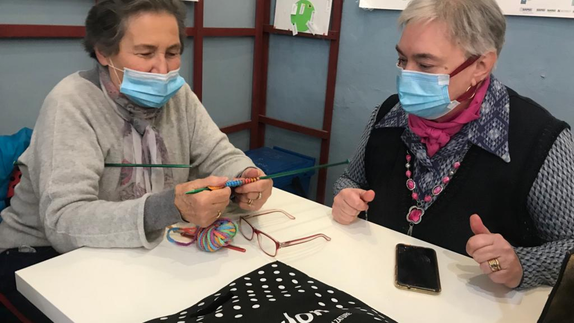Cucire e lavorare a maglia: ogni martedì si può imparare con "Le mani delle donne"