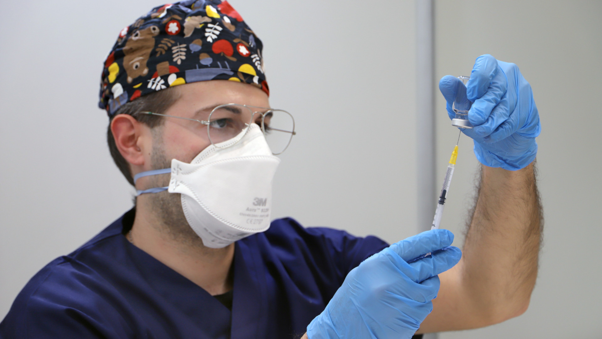 Terza dose di vaccino per over 80, prenotazioni al via da domani. Come fare