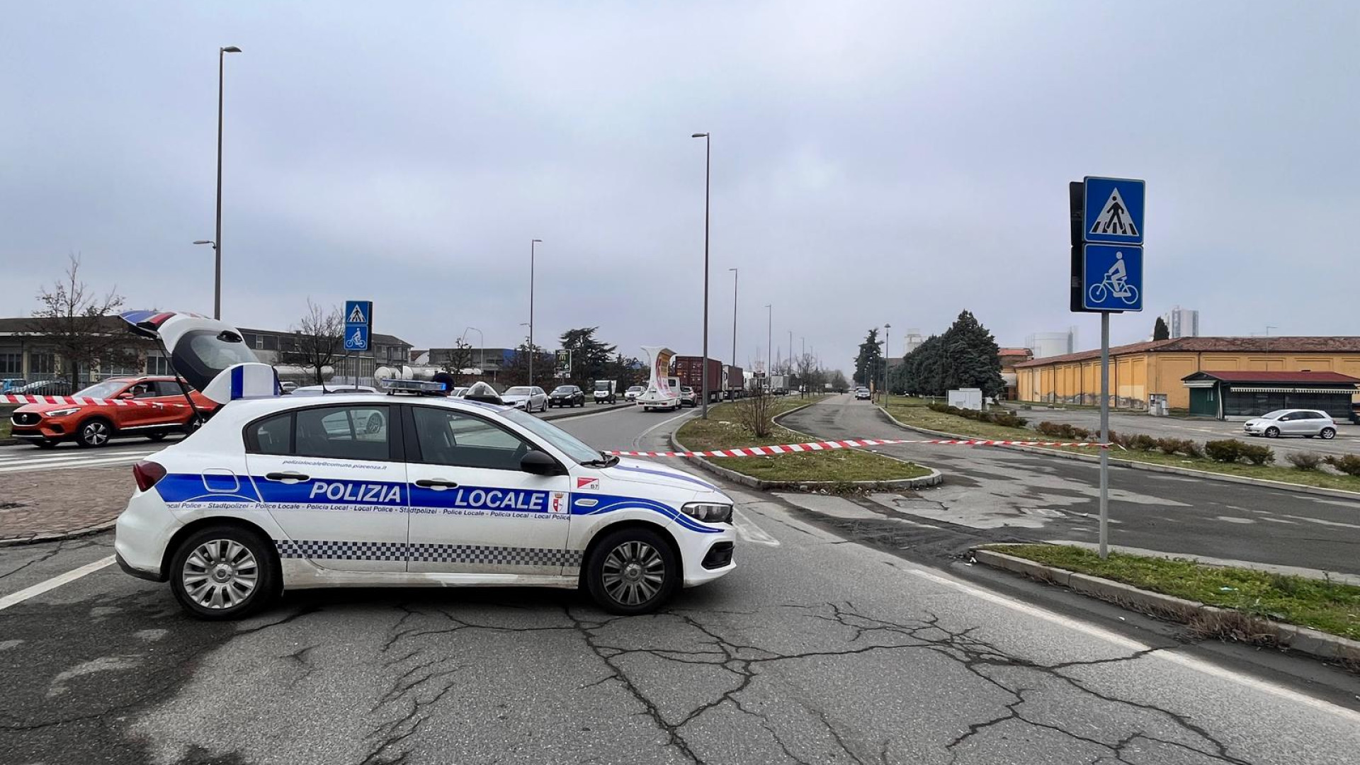 Travolto sulle strisce davanti al cimitero, ottantenne in condizioni gravi