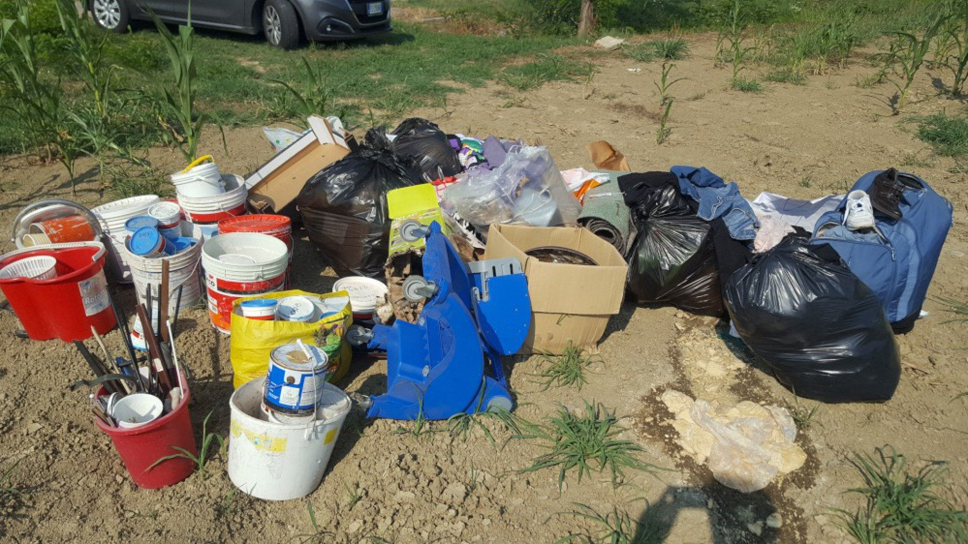 Immondizia, vestiti e fusti di colore: discarica a cielo aperto rinvenuta nei campi