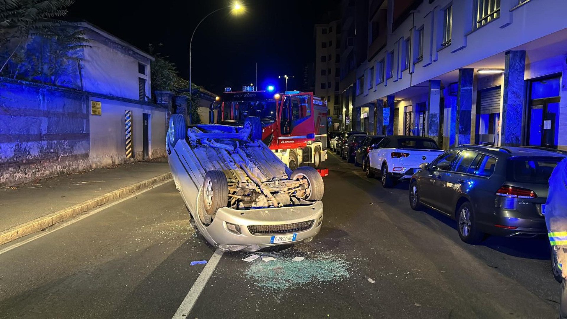Auto ribaltata in via 24 Maggio nella notte, lievi ferite per la donna al volante