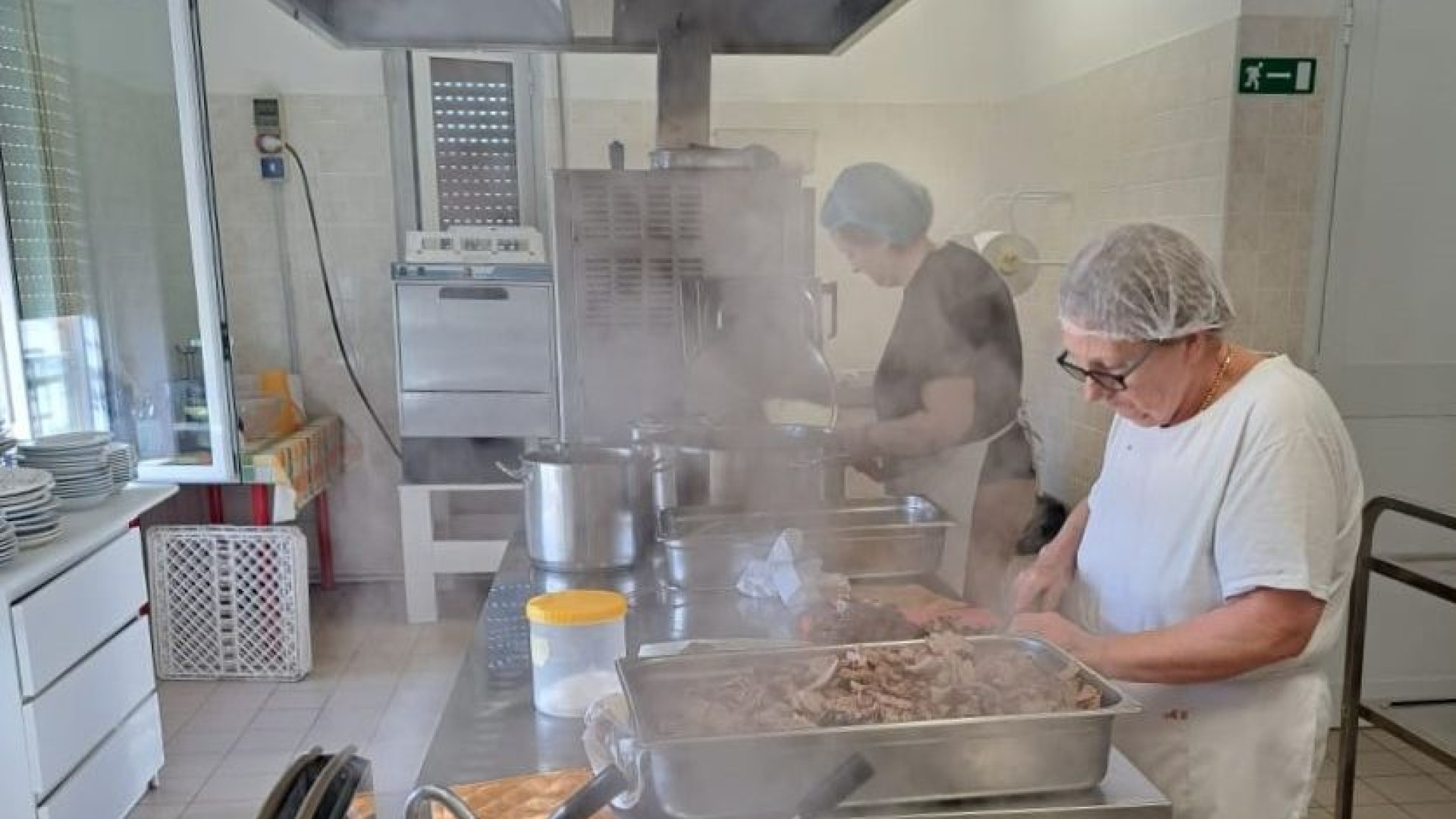 Alunni-camerieri alla mensa di Calendasco: a turno servono il pasto