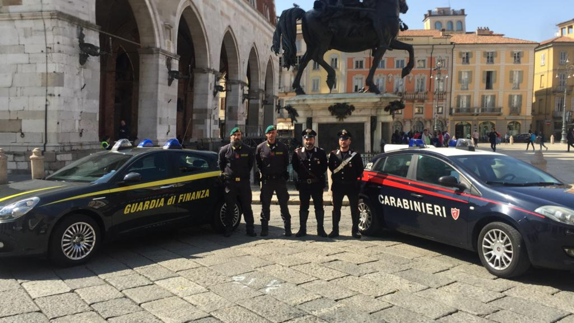 Finanziere fuori servizio placca e ferma rapinatore, i carabinieri arrestano la complice