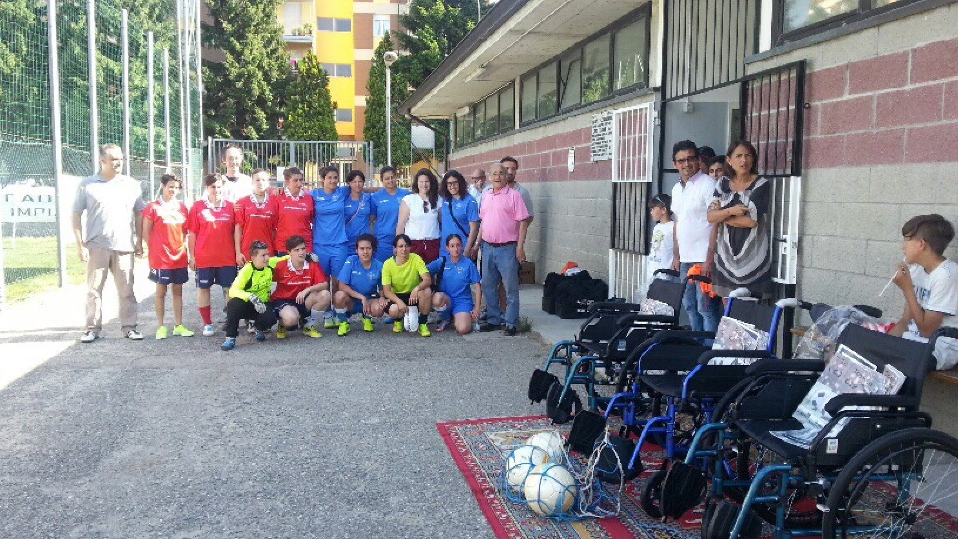 Gli "Amici del Cip" regalano tre carrozzine per invali al Comune