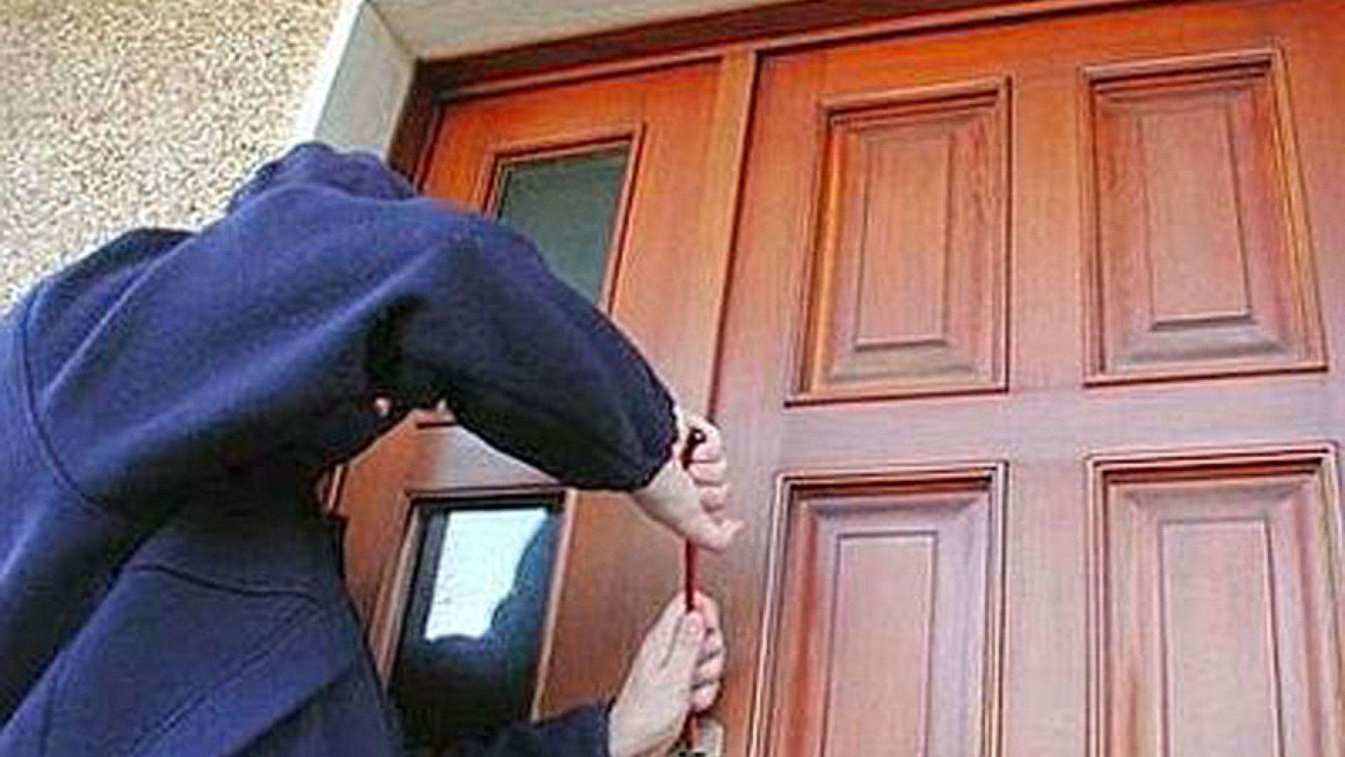 Castel San Giovanni, due ladri messi in fuga dalle grida di una vicina di casa