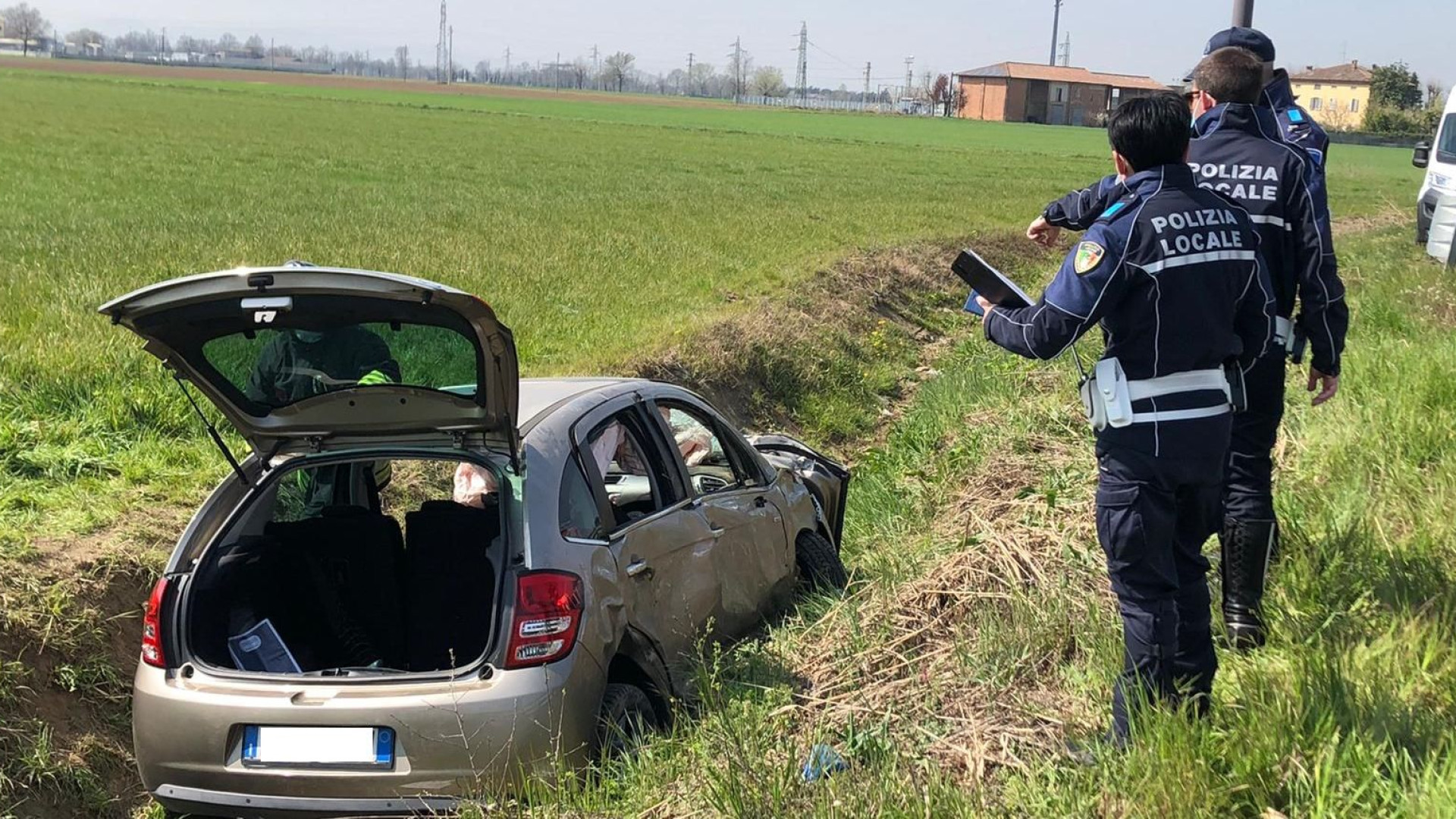 Auto fuori strada a Montale, finisce la corsa nel canale. Ferito l'81enne alla guida