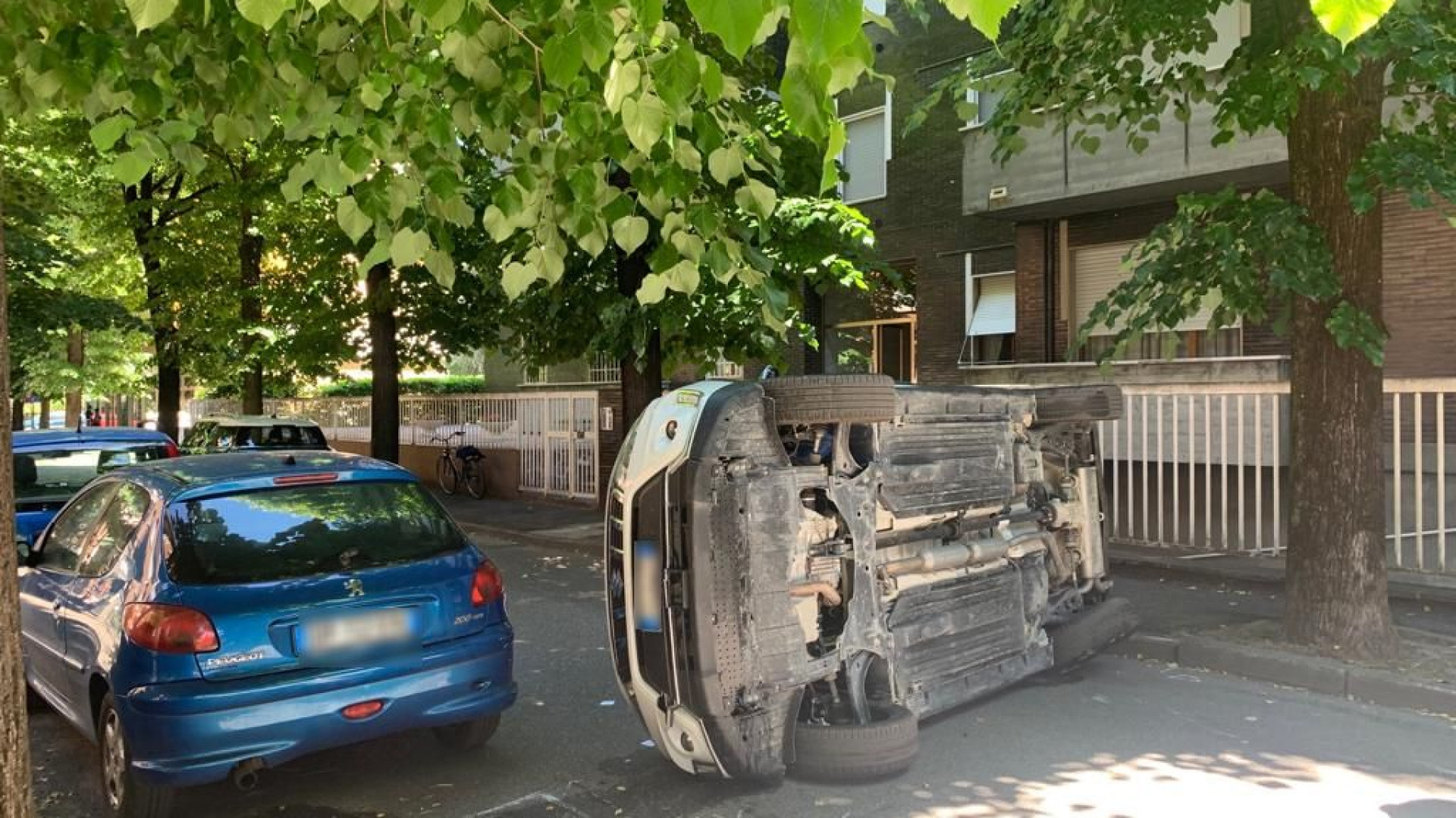 Via Zecca: auto si ribalta su un fianco dopo lo scontro all'incrocio