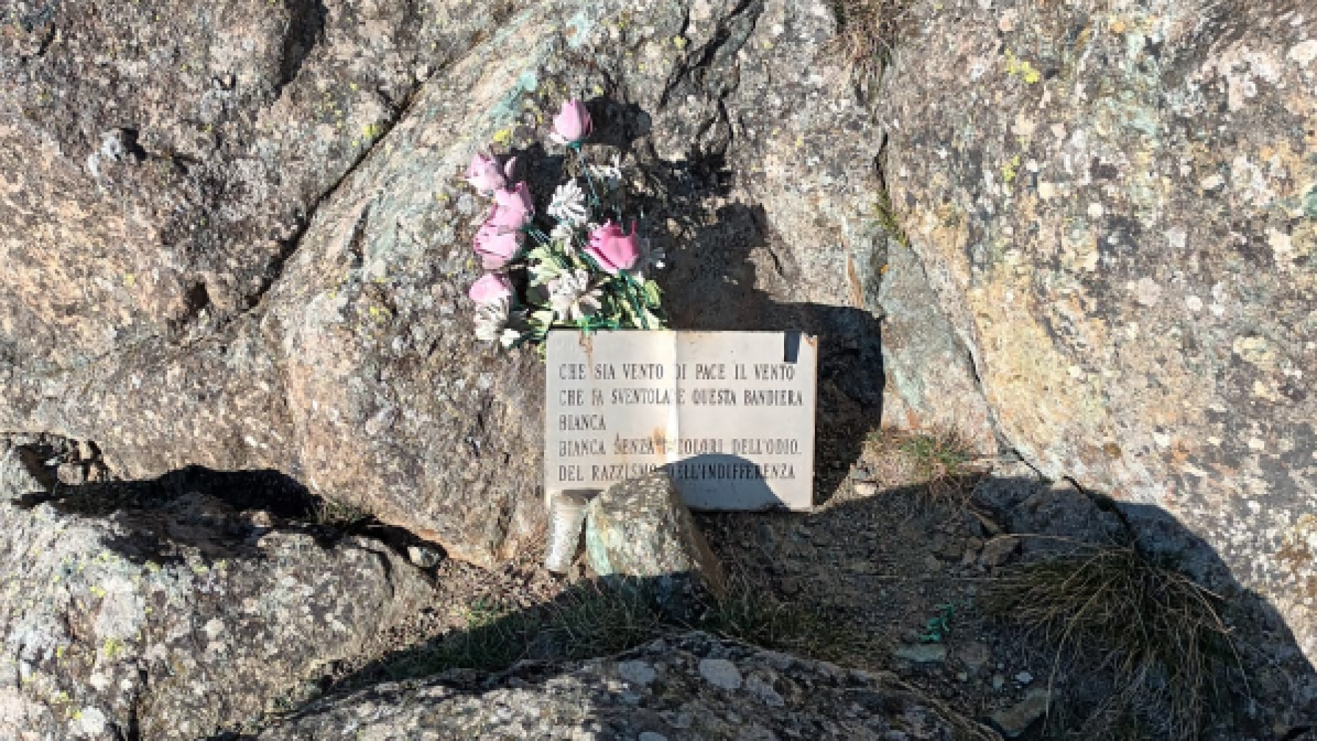 Ritrovata la targa del Monte Menegosa. "Qualcuno l'ha spostata"