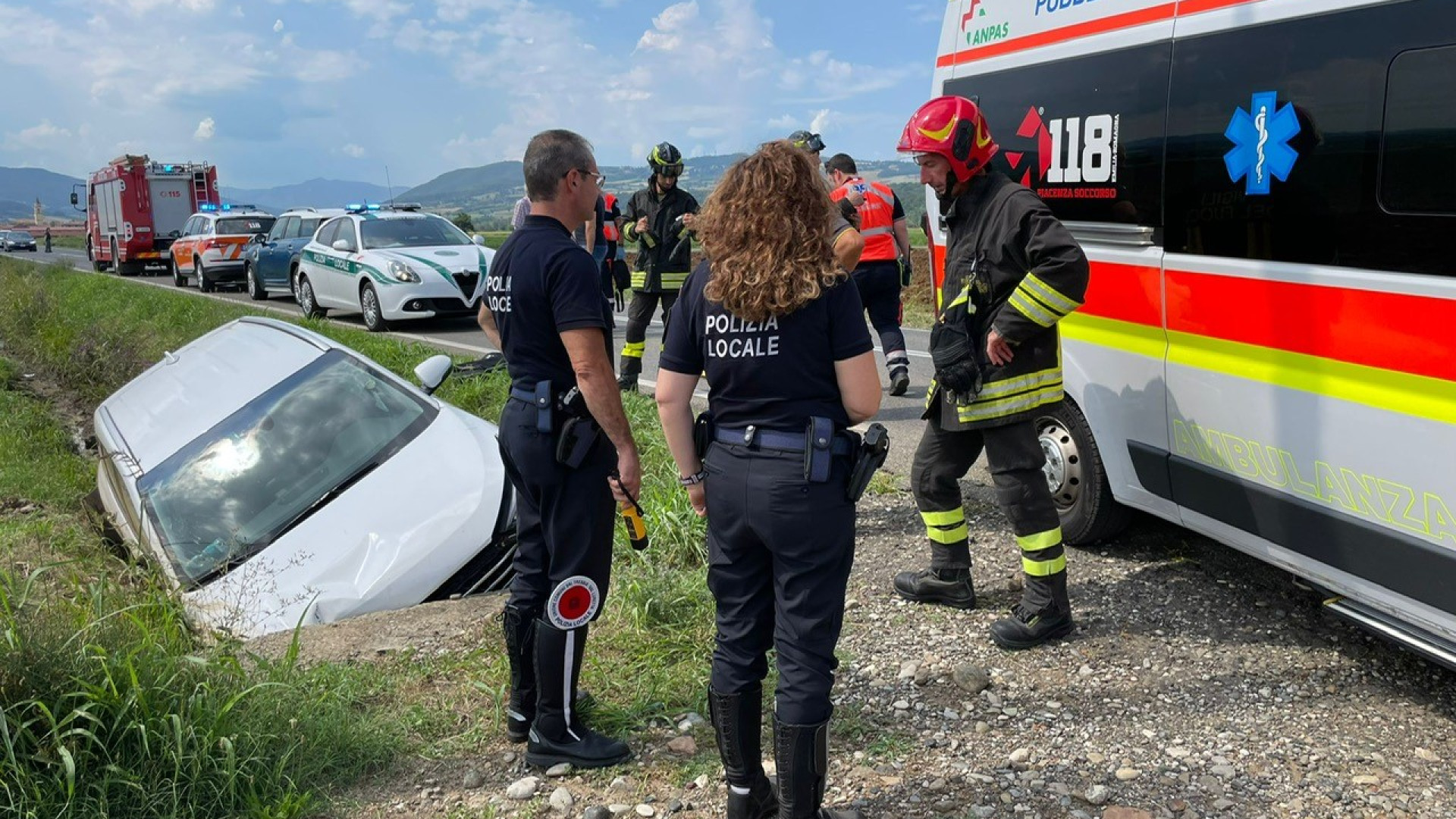 Rivergaro, perde il controllo dell'auto e finisce nel canale: paura per un 46enne