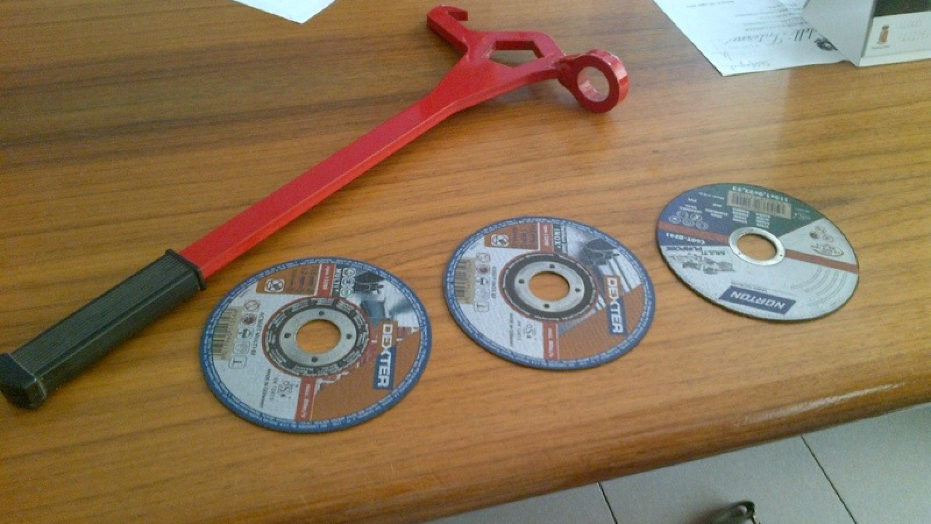 Rubano cellulari ma perdono tutta la refurtiva e gli attrezzi del mestiere