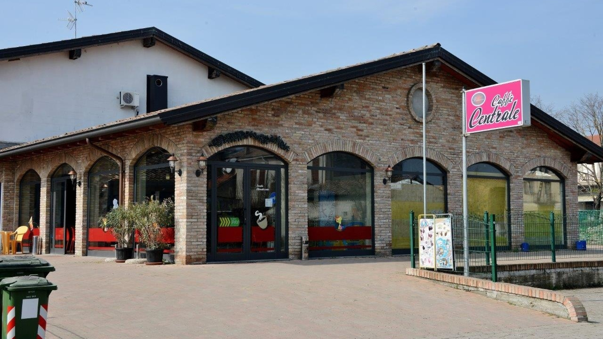 Chiaravalle, rapina con sparatoria: donna colpisce il bandito