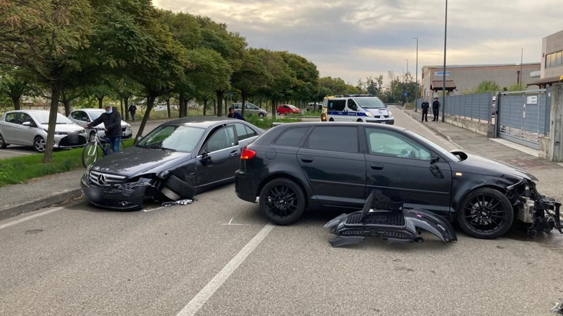 Scontro tra auto in via Reggi: ferite due persone. Interviene la polizia locale