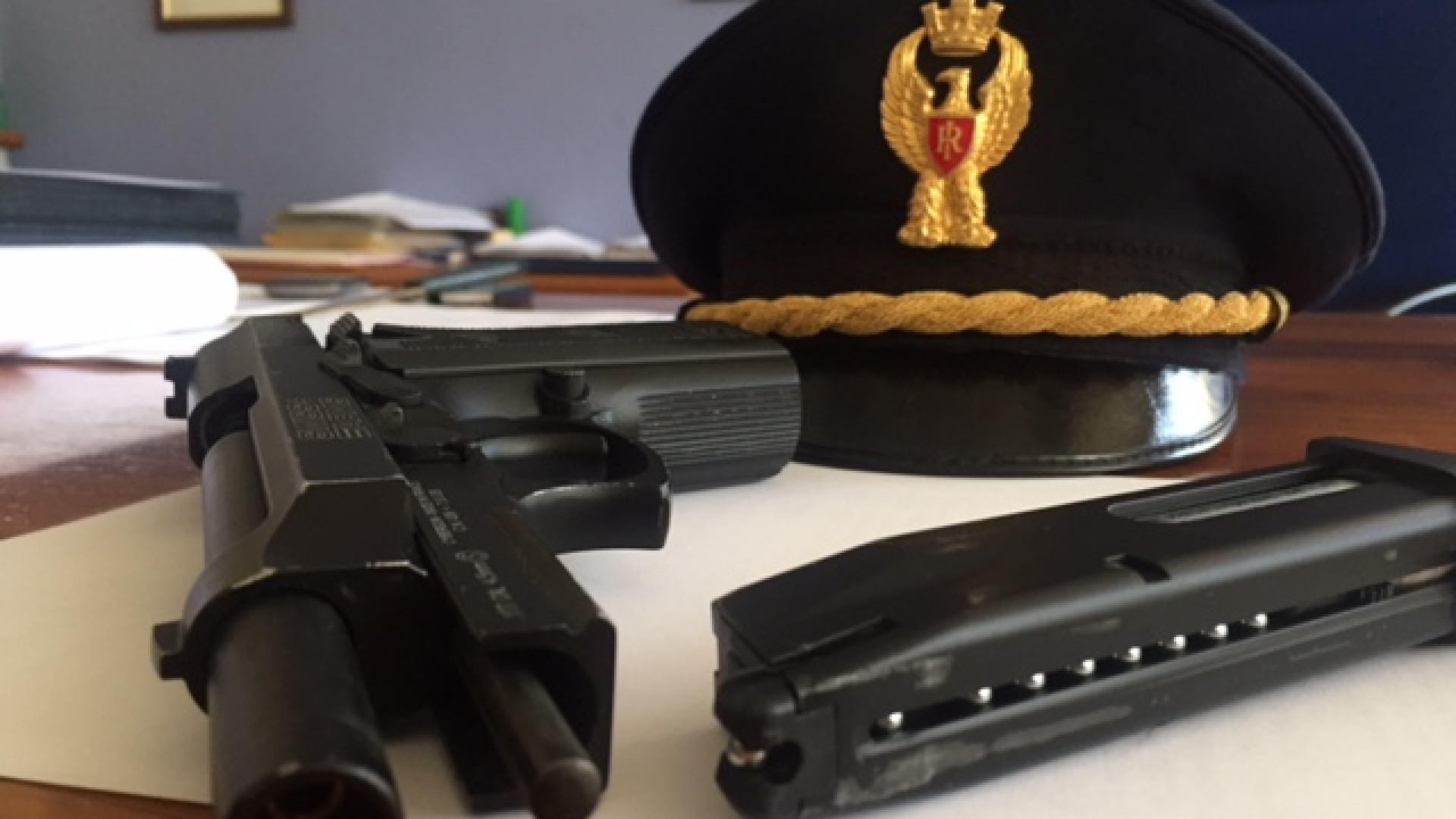 Litigio per la viabilità: 62enne punta una pistola contro un automobilista
