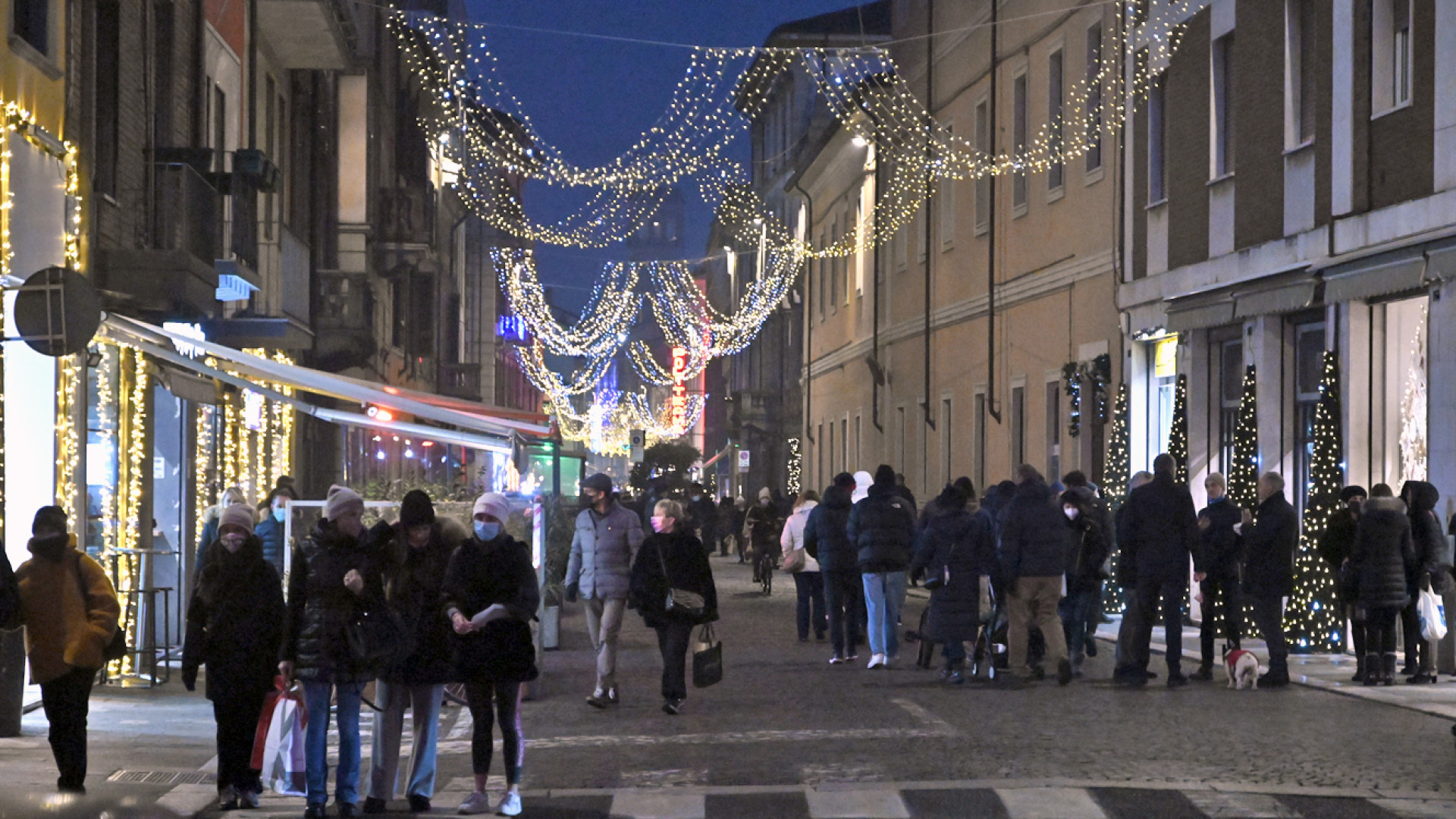 Tutti a passeggio con la mascherina per l'ultima domenica prima di Natale