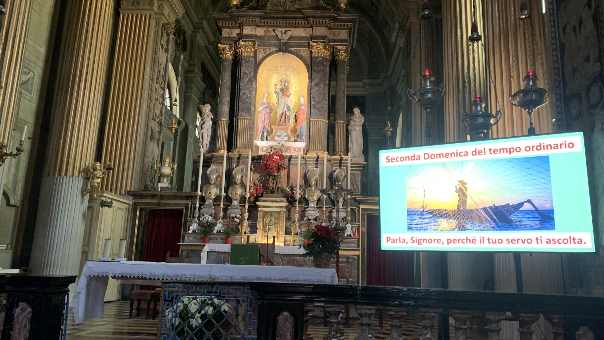 Santa Maria di Campagna, schermo per canti e letture. "Favorisce la partecipazione"