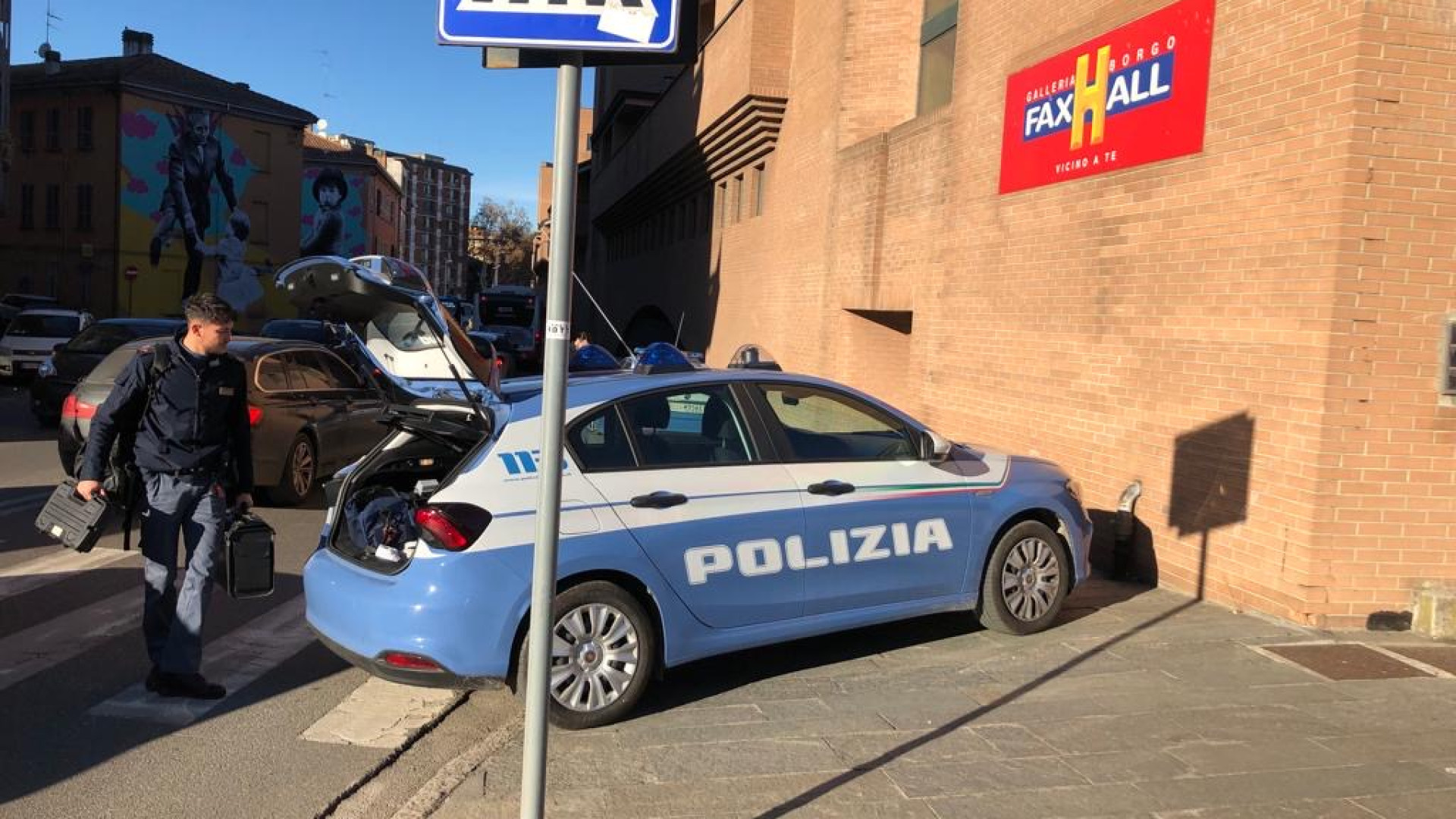 Poliziotto sospeso dal servizio sventa una rapina. Arrestato giovane straniero