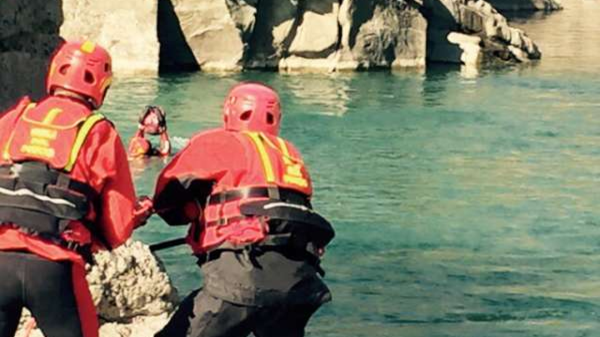 Cadute nella diga di San Salvatore, due ragazze salvate dai pompieri