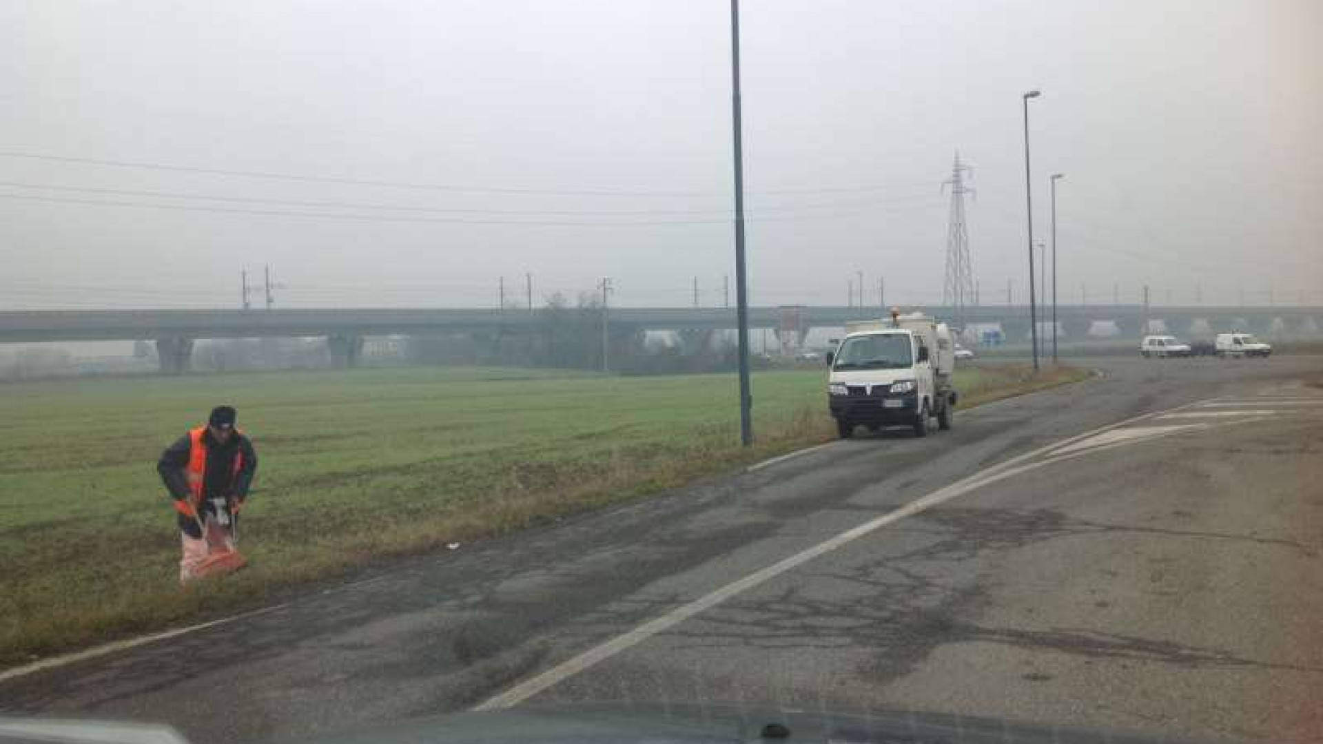 Gerbido: ripulita la strada. Raccolti 8 quintali di rifiuti