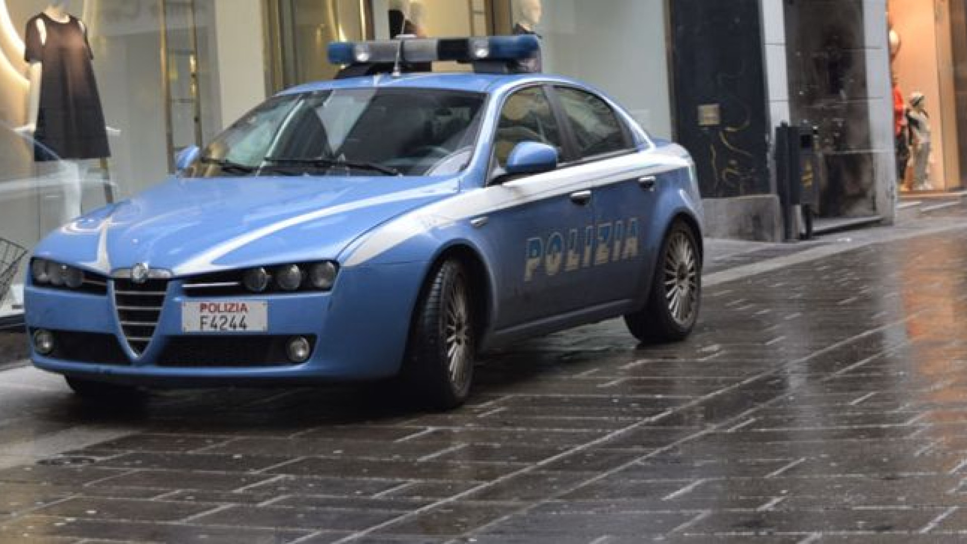 Lite tra minori in via Venti, volano calci e pugni: i passanti chiamano il 113