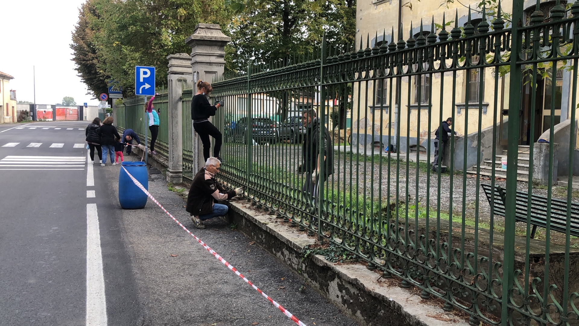 Ex scuola di Gerbido, volontari con pennelli e spugne: "Più decoro"