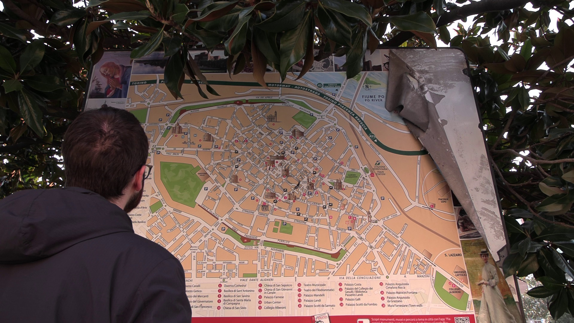 Fioriere sporche, mappa rotta e nessun deposito bagagli: il benvenuto in stazione