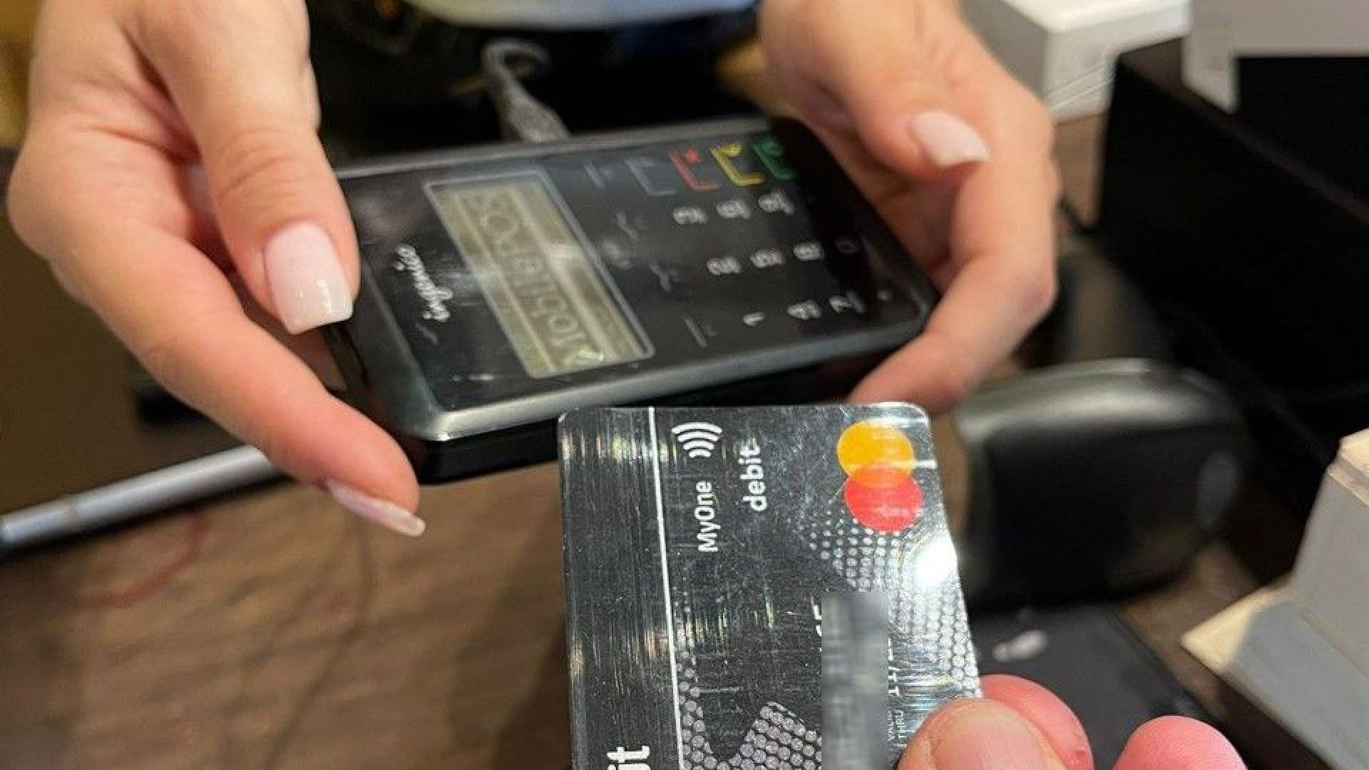 Niente pos in negozio, possibile multa. Titolari: "Così possiamo chiudere"