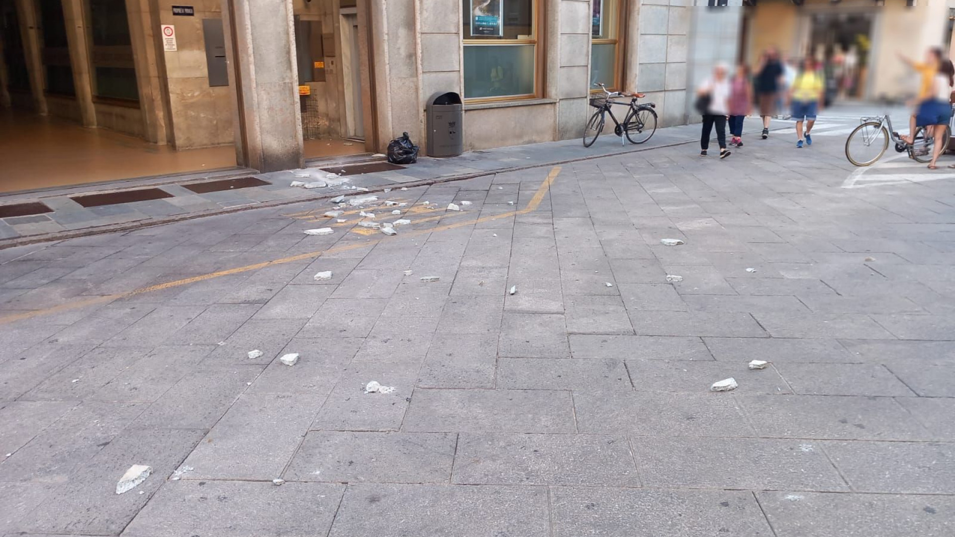 Calcinacci e cemento si staccano da un palazzo di via Cavour: coppia schivata