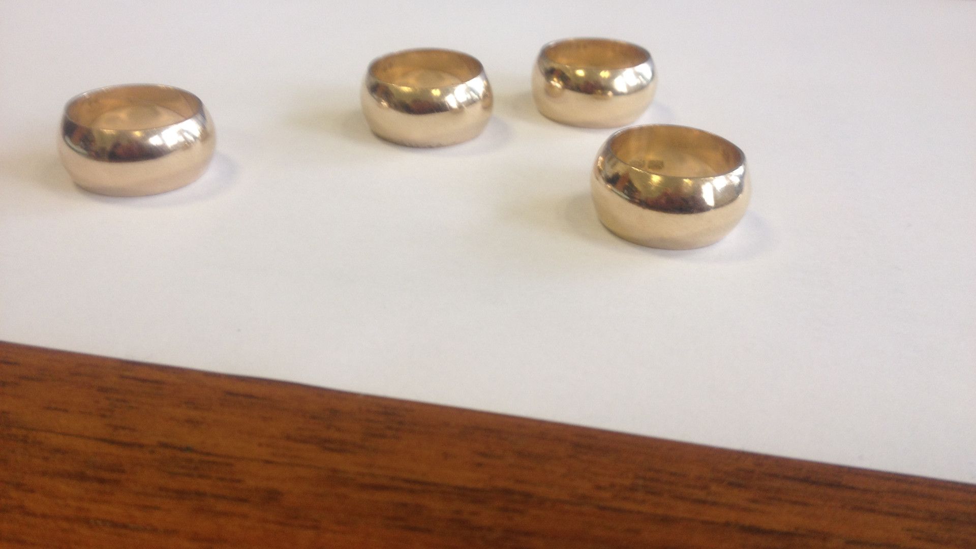 Ruba gli anelli alla mamma per venderli: i carabinieri mandano a monte il piano