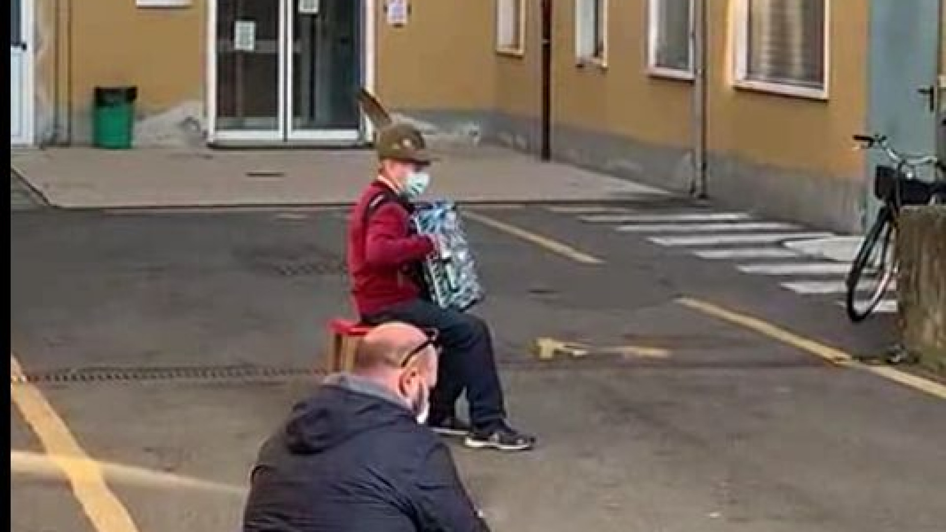 La moglie malata è in ospedale, alpino castellano le dedica una serenata dal cortile. VIDEO