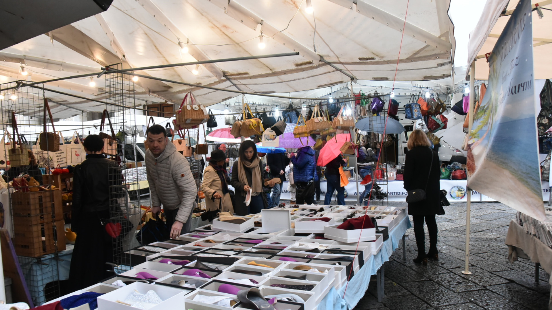 Nonostante la pioggia, successo per il mercato del Forte. LE FOTO
