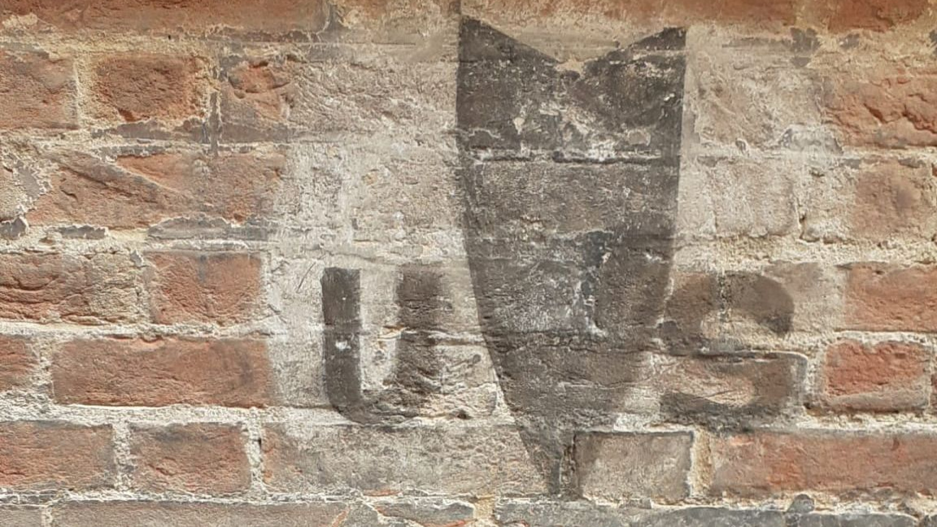 In via Sopramuro le scritte di un rifugio antiaereo della Seconda Guerra