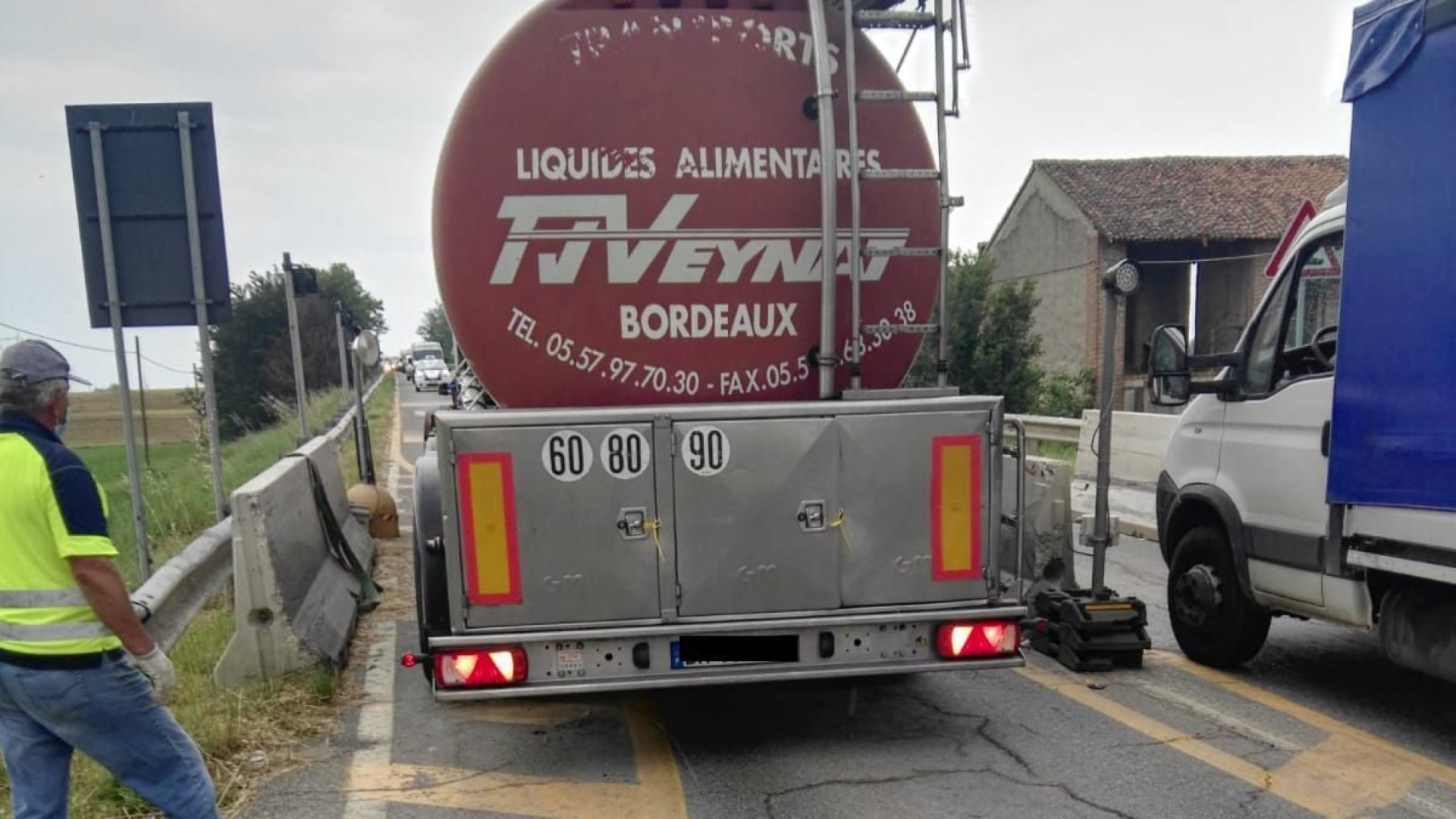 Forza il blocco e buca la cisterna. Tir incastrato sul ponte di Pievetta