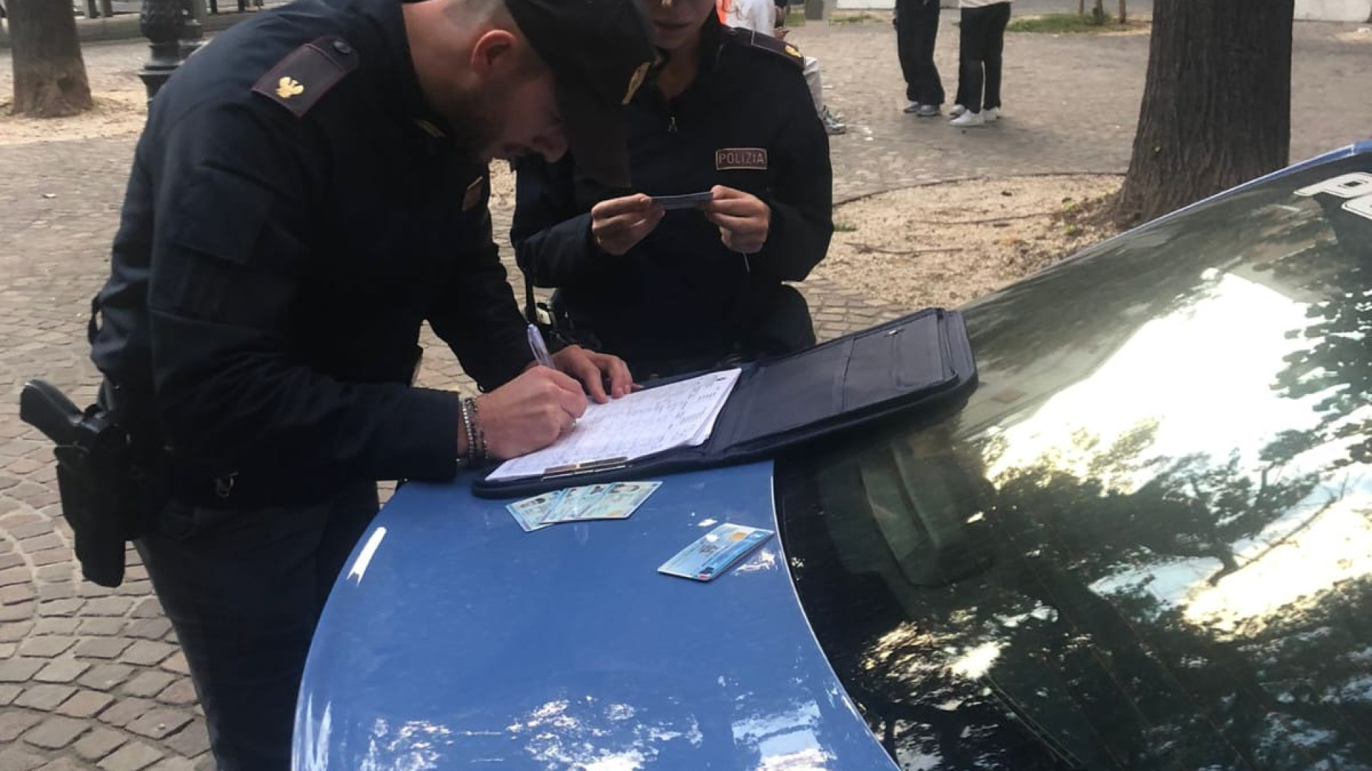 Proseguono i controlli della polizia in centro: 80 giovani identificati ieri pomeriggio