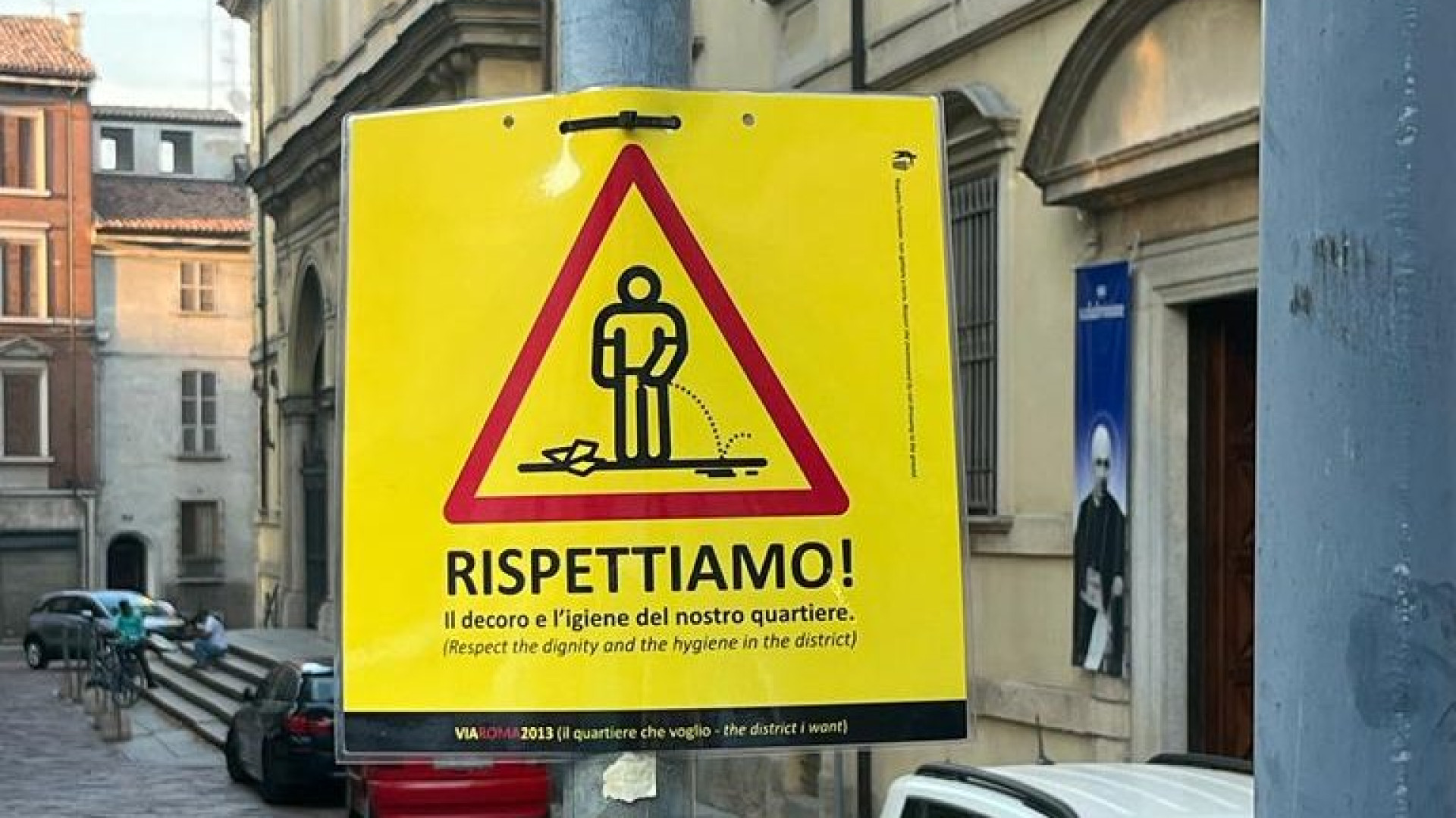 “Rispetta decoro e igiene". I cartelli anti degrado dei residenti di via Roma