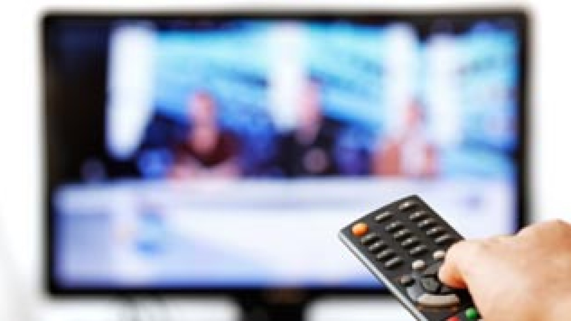 Esce di casa e lascia la tv a tutto volume. Vigili del fuoco la spengono