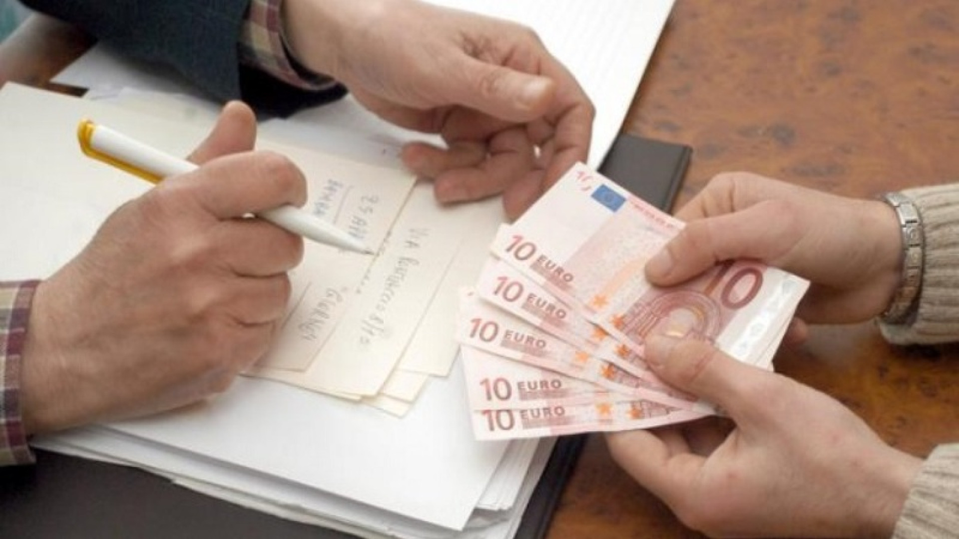 Prima firma un assegno da 900 euro, poi finanziamento da 7mila: pensionato truffato