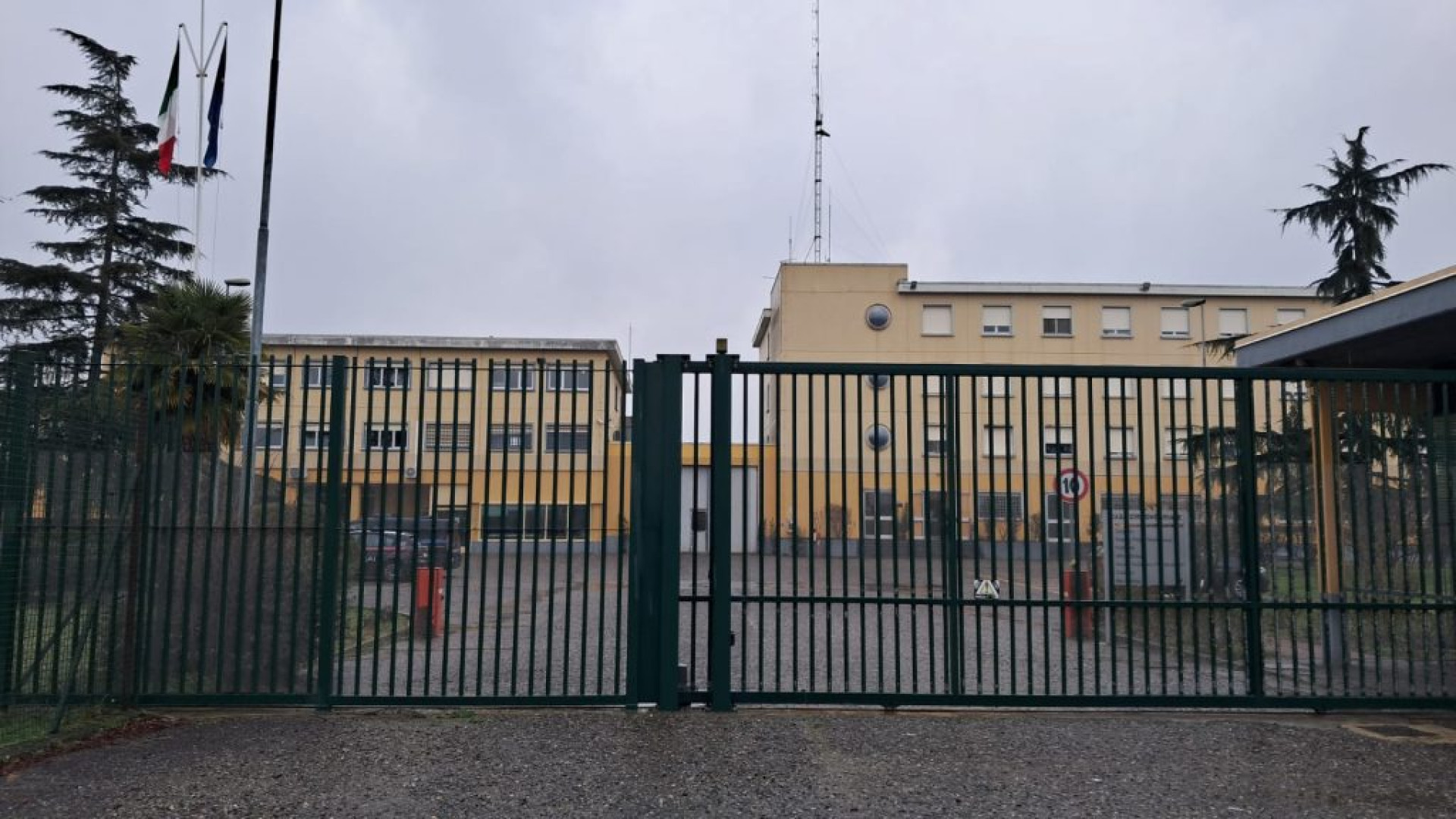 Usavano cellulari clandestini in carcere: 17 detenuti delle Novate a processo
