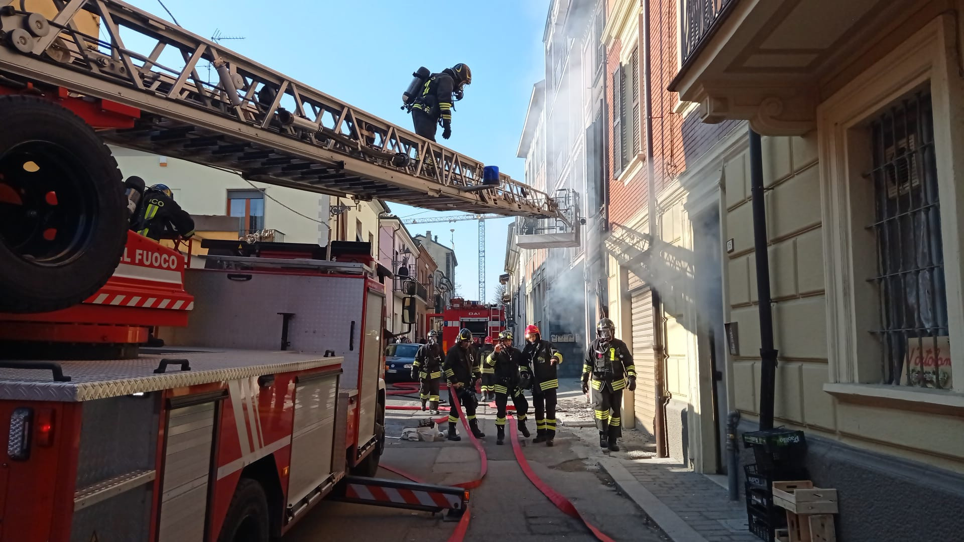 Fiamme in una casa di via Calvi a Castel San Giovanni, evacuati gli stabili adiacenti