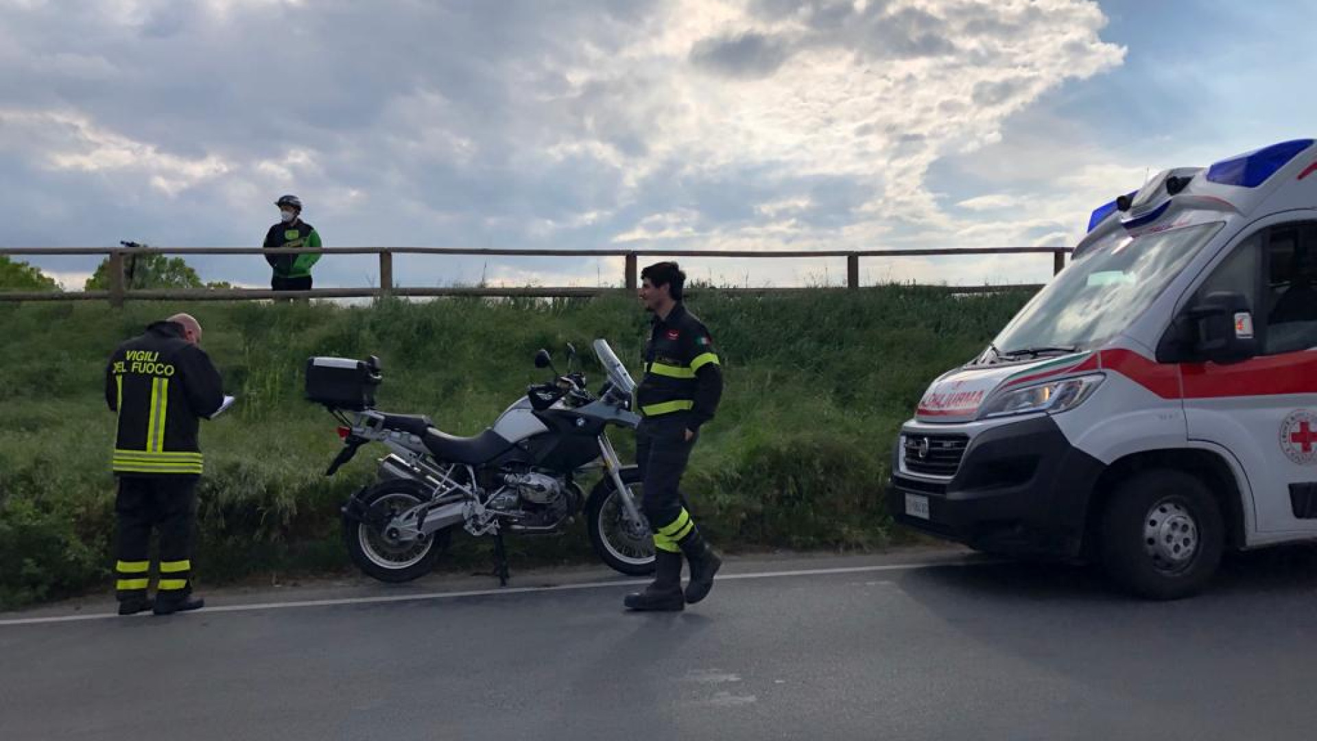 Scontro tra un'auto e una moto sulla via Emilia a San Rocco: 63enne ferito