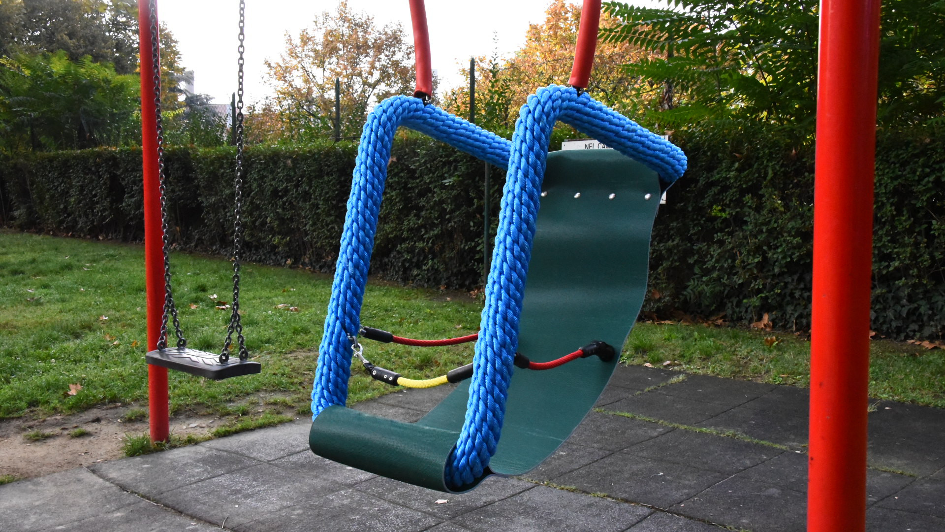 Un'altalena per bimbi disabili in dono ai giardini del Facsal