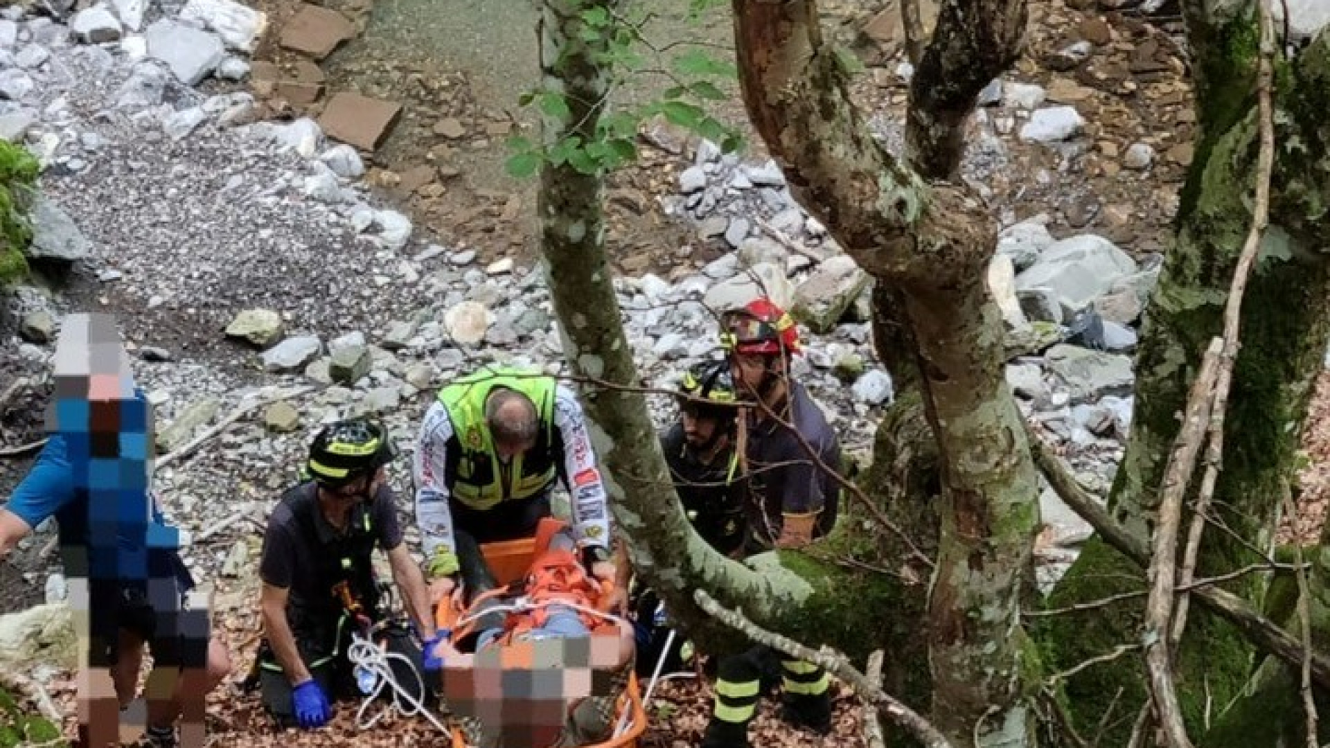 Pescatore si rompe una caviglia a Pertuso, trasportato all'ospedale