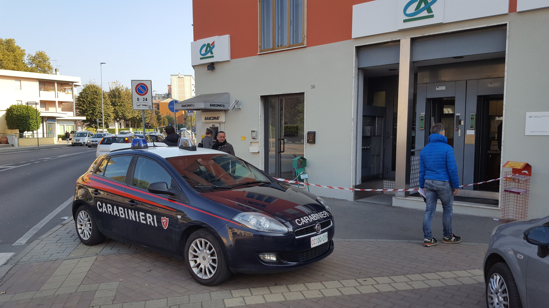 Banditi assaltano la banca e legano impiegati e clienti, bottino attorno ai 20mila euro. Le testimonianze: "Ringraziamo di essere vive"