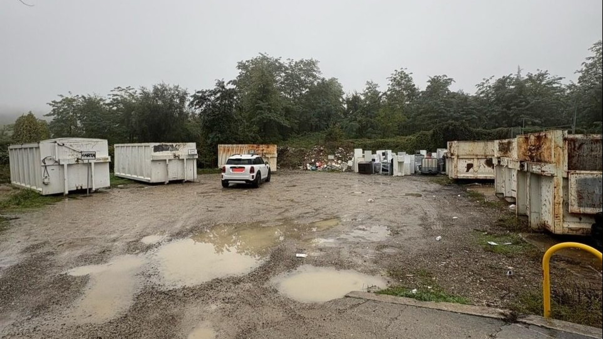 Discarica di Gropparello, residenti infuriati: "Vetri per terra e cassoni scomodi"