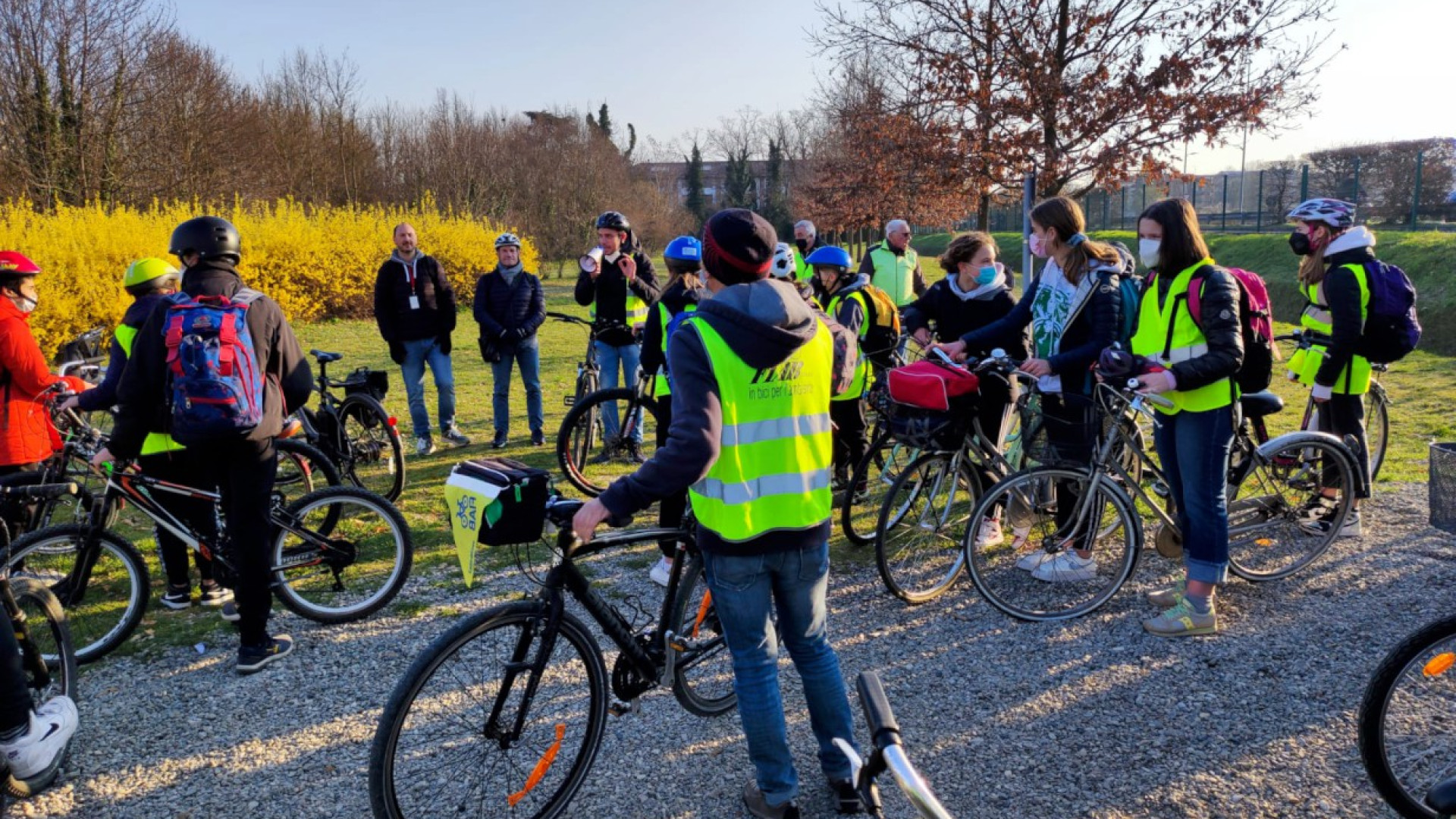 Tutti a scuola in bici: dal parco Montecucco alle aule, in sella gli alunni Calvino