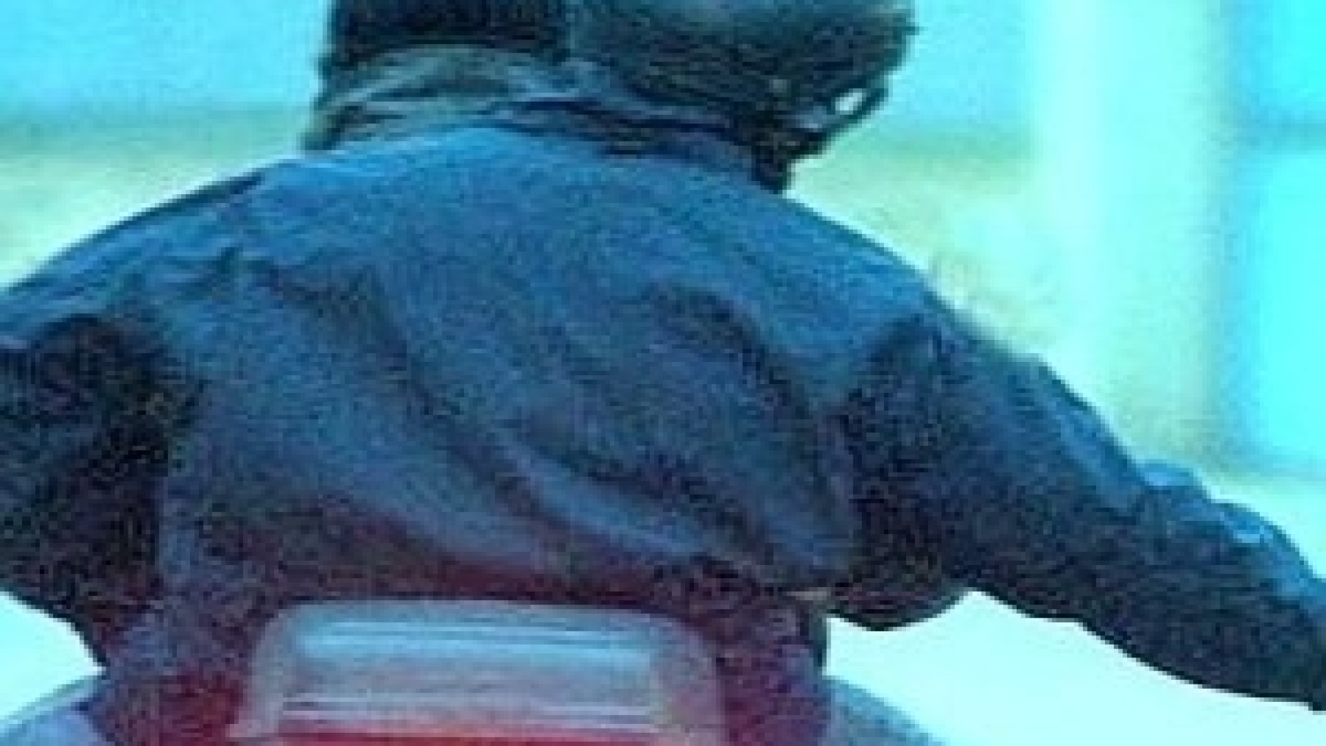 Scippano una donna con lo scooter ma rimangono senza benzina. Bloccati