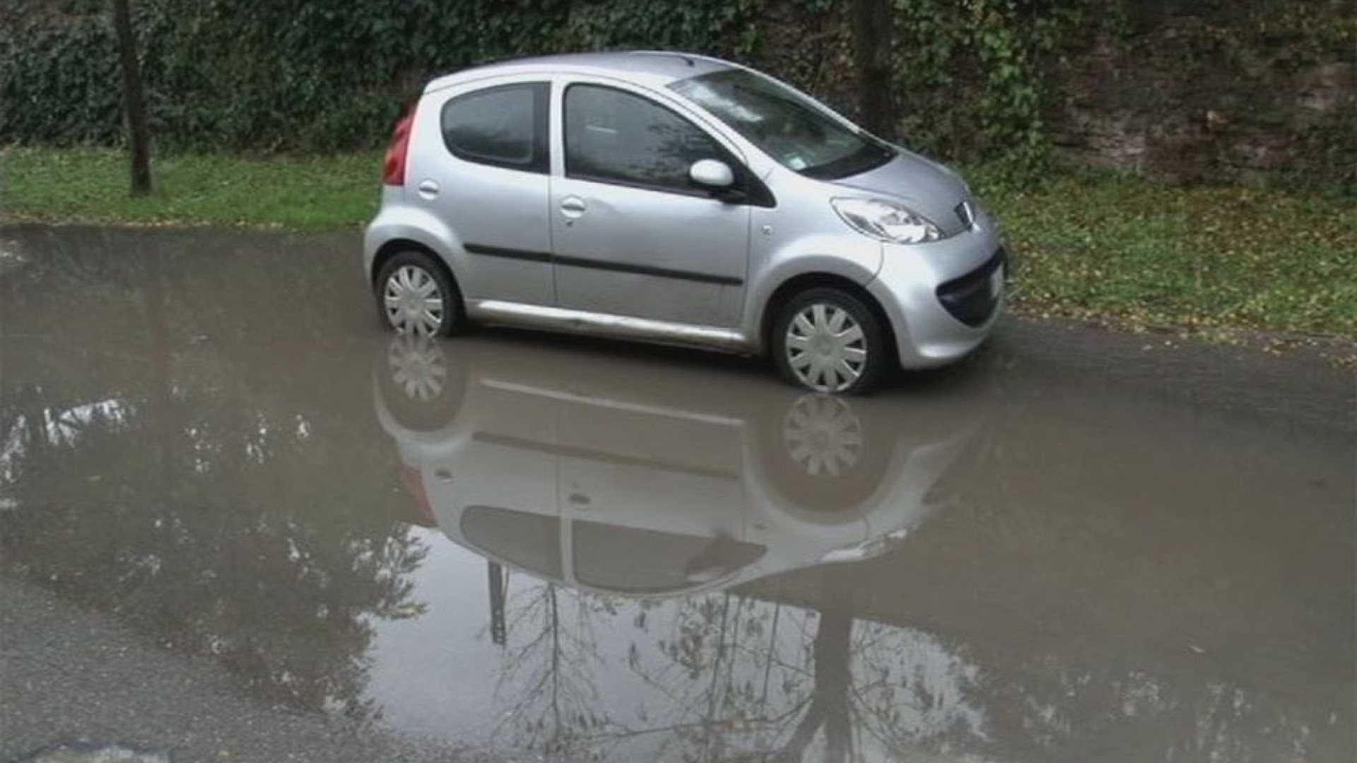 Buche e fango nel parcheggio dell’ospedale: i lavori slittano in autunno