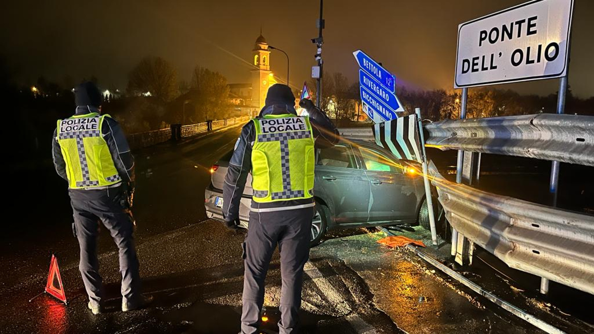 Perde il controllo dell'auto e finisce contro il guardrail: una 21enne all'ospedale
