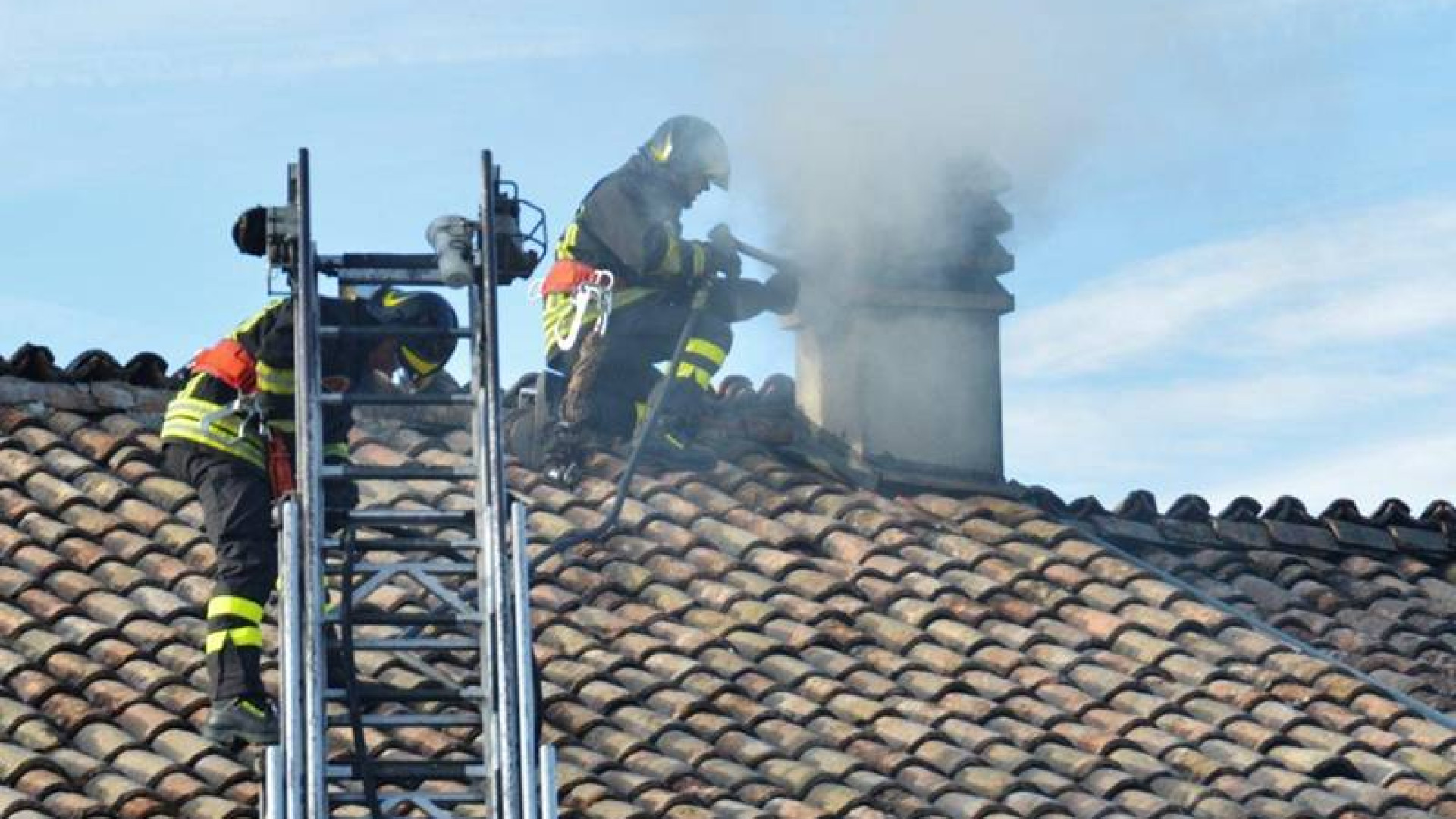 Besenzone, tetto in fiamme. Intervengono i pompieri